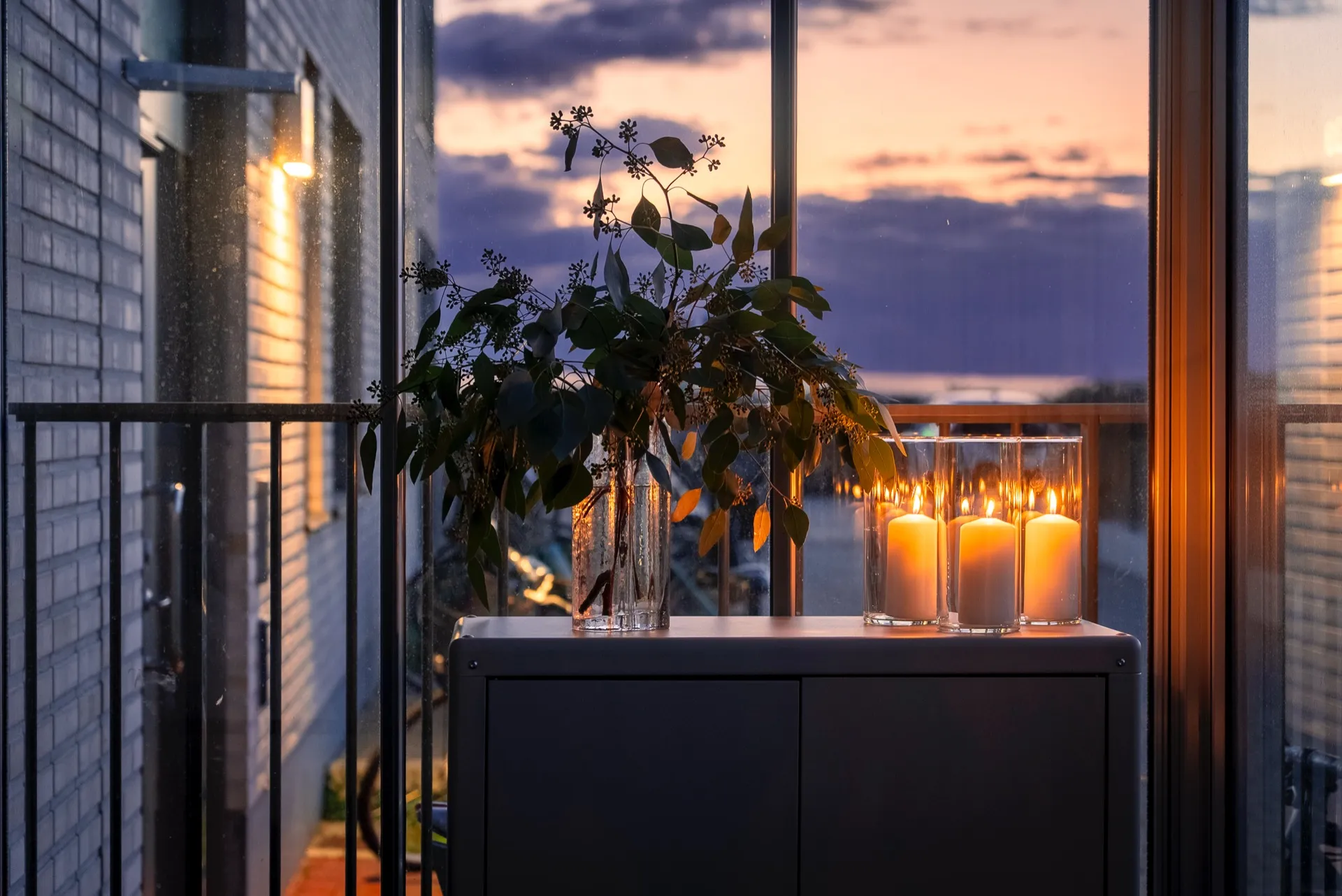 Bostad med kvällsutsikt över Malmö