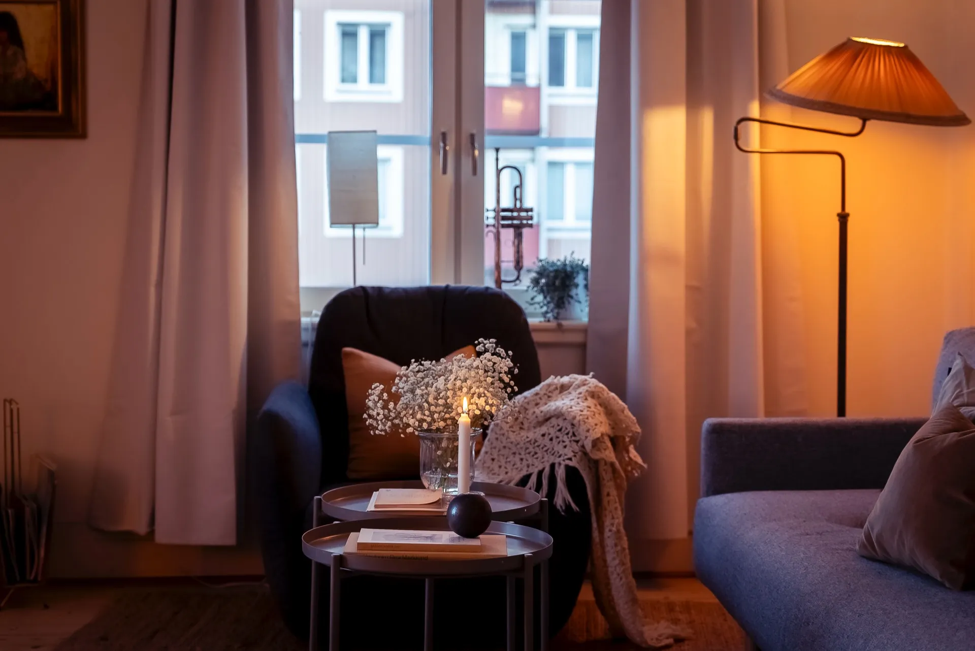 Intim hörna med stämningsljus i Malmö-bostad